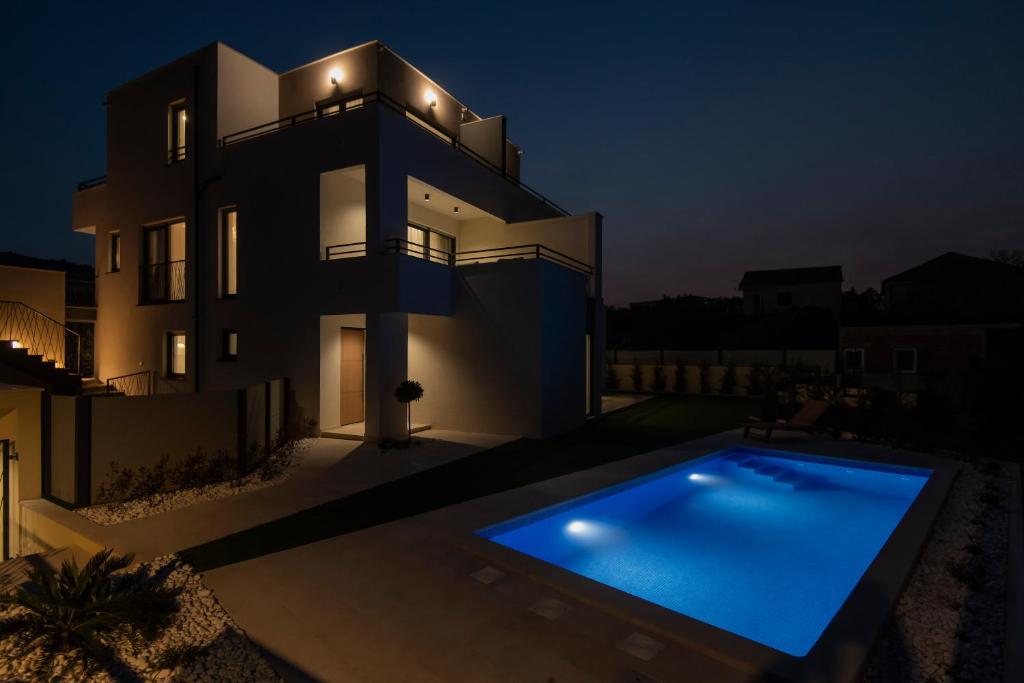 Bazén v ubytování Villa Magna luxury apartments nebo v jeho okolí