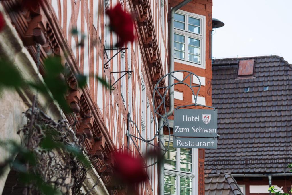 um sinal para um hotel na lateral de um edifício em Zum Schwan Wanfried em Wanfried