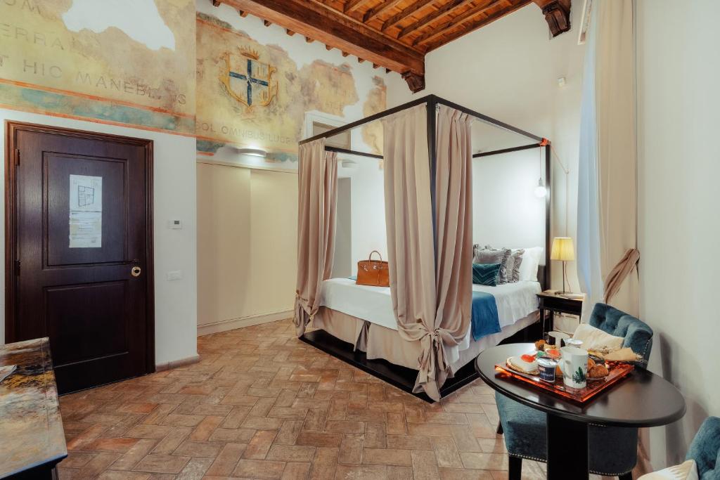 - une chambre avec un lit et une table dans l'établissement Relais Giulia, à Rome