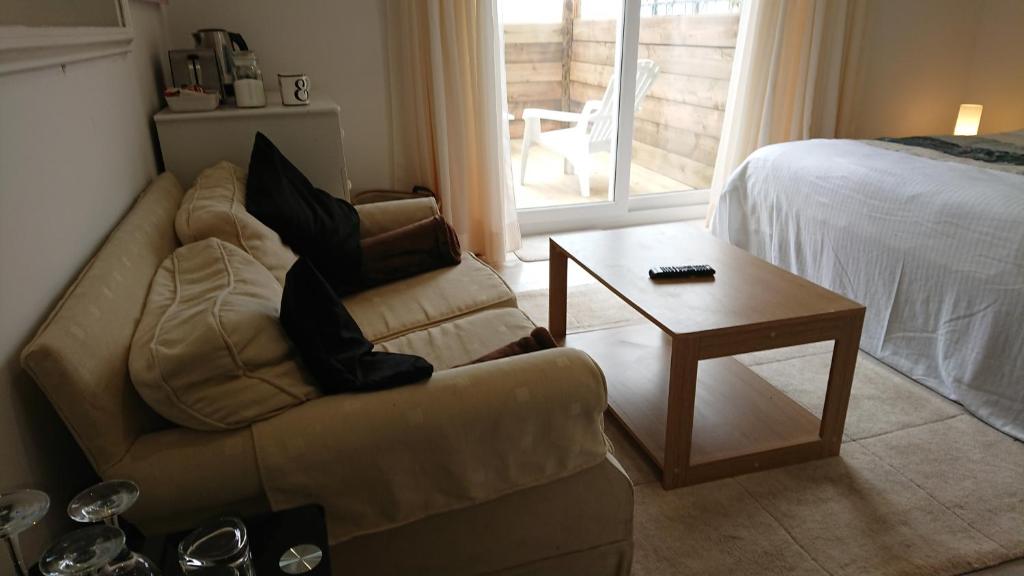 Posezení v ubytování Surf Lookout - King size en-suite with sea views