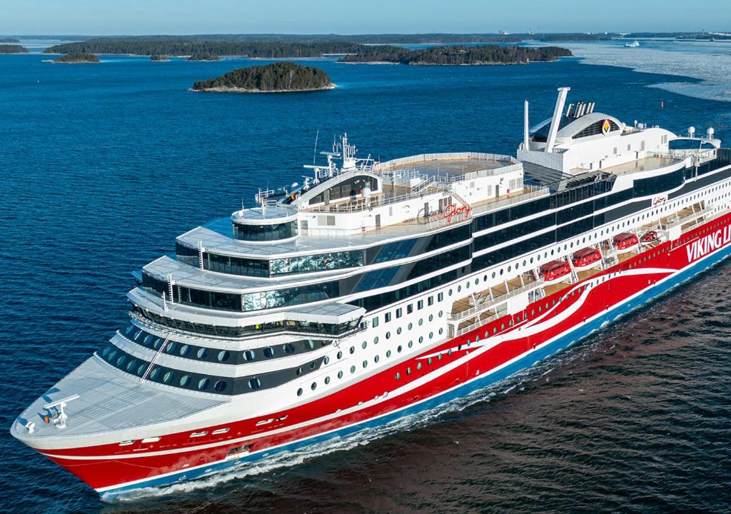 un gran crucero sentado en el agua en Viking Line ferry Viking Glory - One-way journey from Stockholm to Turku, en Estocolmo