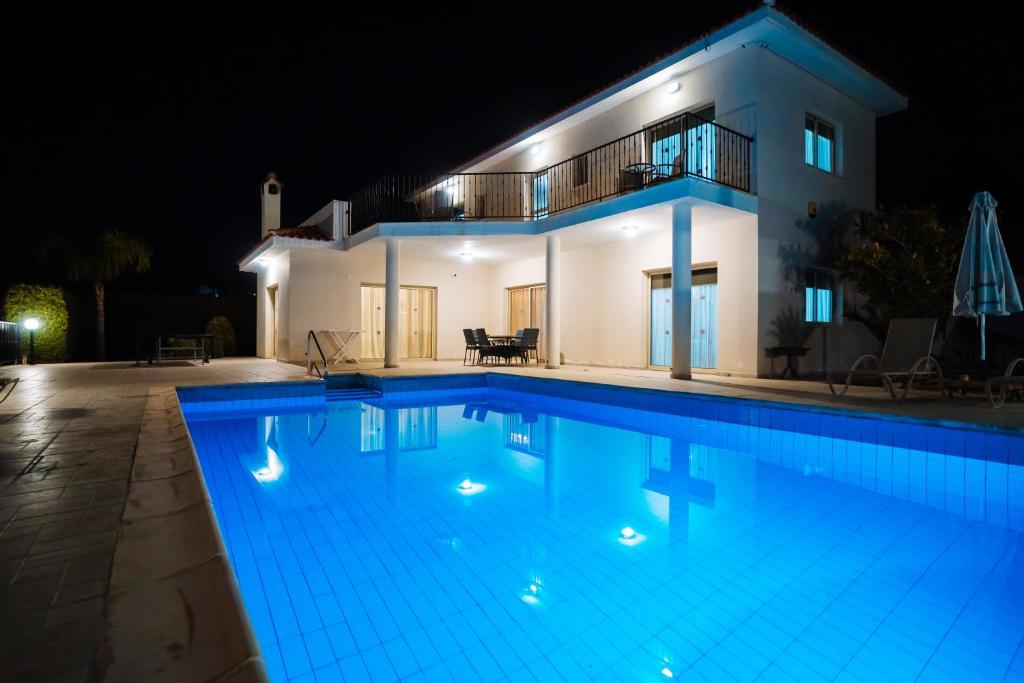 Bazén v ubytování Eframia Dyo by Prestige Bookings nebo v jeho okolí