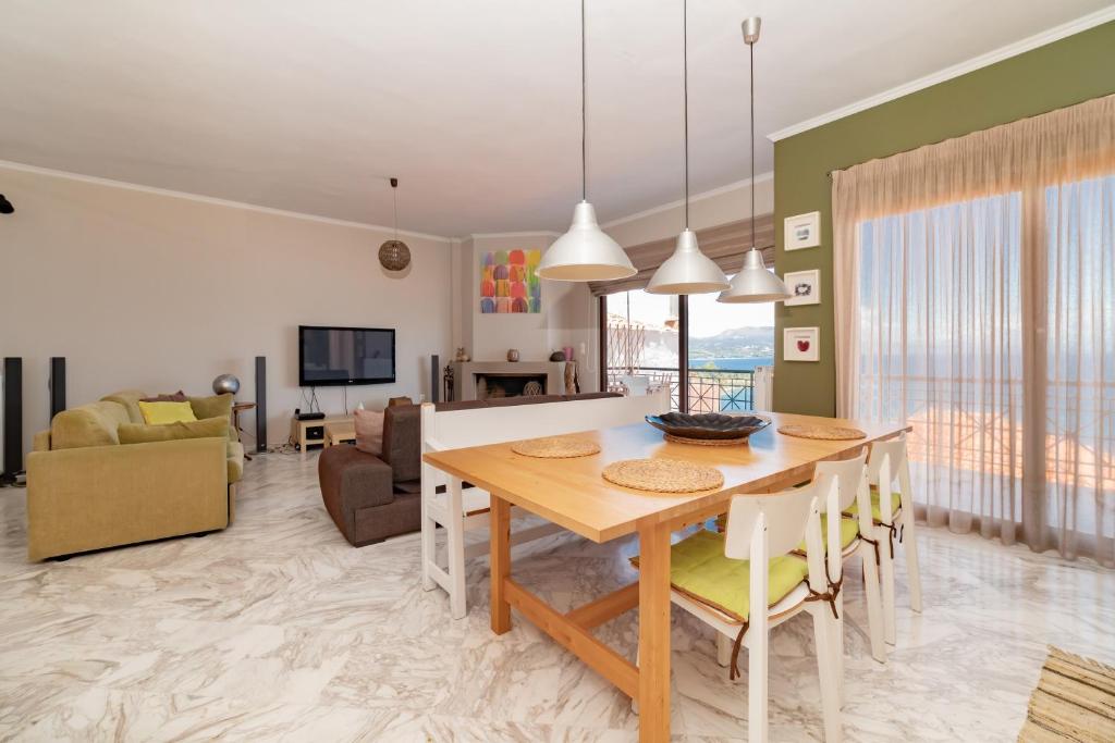 Televízia a/alebo spoločenská miestnosť v ubytovaní Horizon House