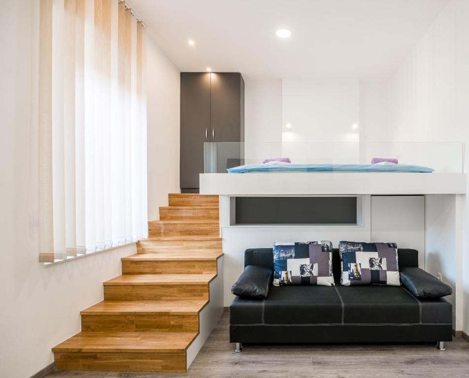 een trap met een bank en een bed erop bij Downtown Rijeka in Rijeka