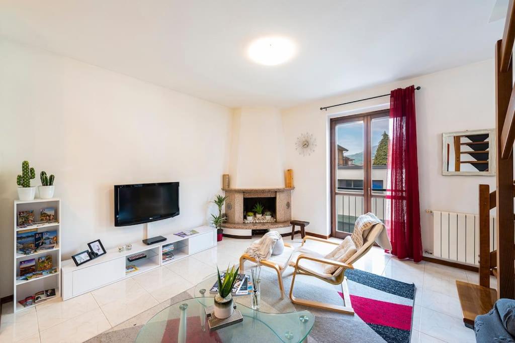 Telewizja i/lub zestaw kina domowego w obiekcie Tresa Bay House - Lugano Lake