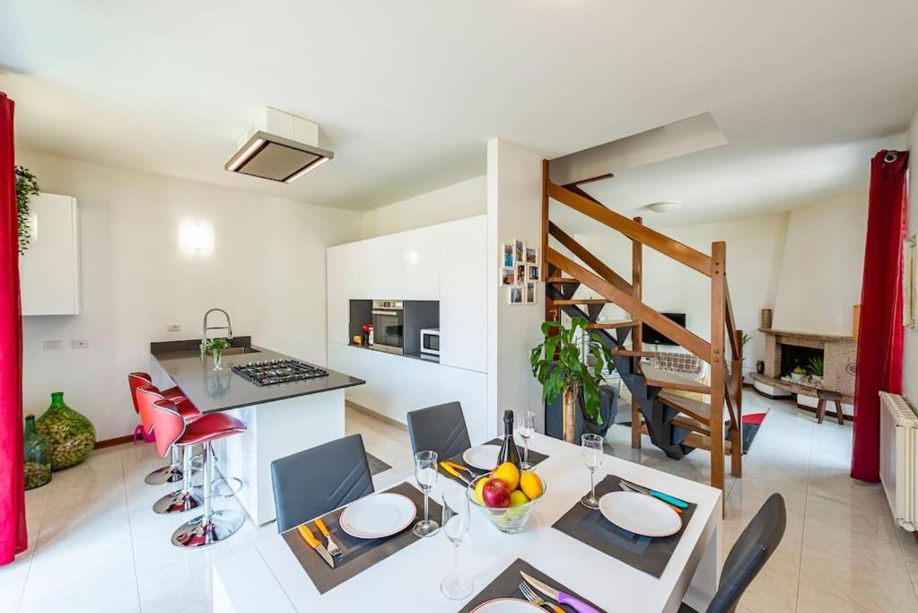 Telewizja i/lub zestaw kina domowego w obiekcie Tresa Bay House - Lugano Lake