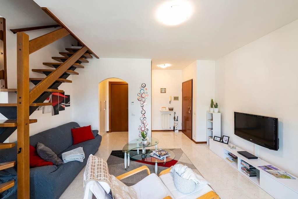 Telewizja i/lub zestaw kina domowego w obiekcie Tresa Bay House - Lugano Lake