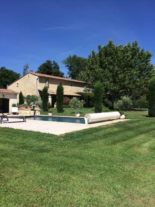 une maison avec une piscine sur gazon dans l'établissement Mas en Provence, à Arles