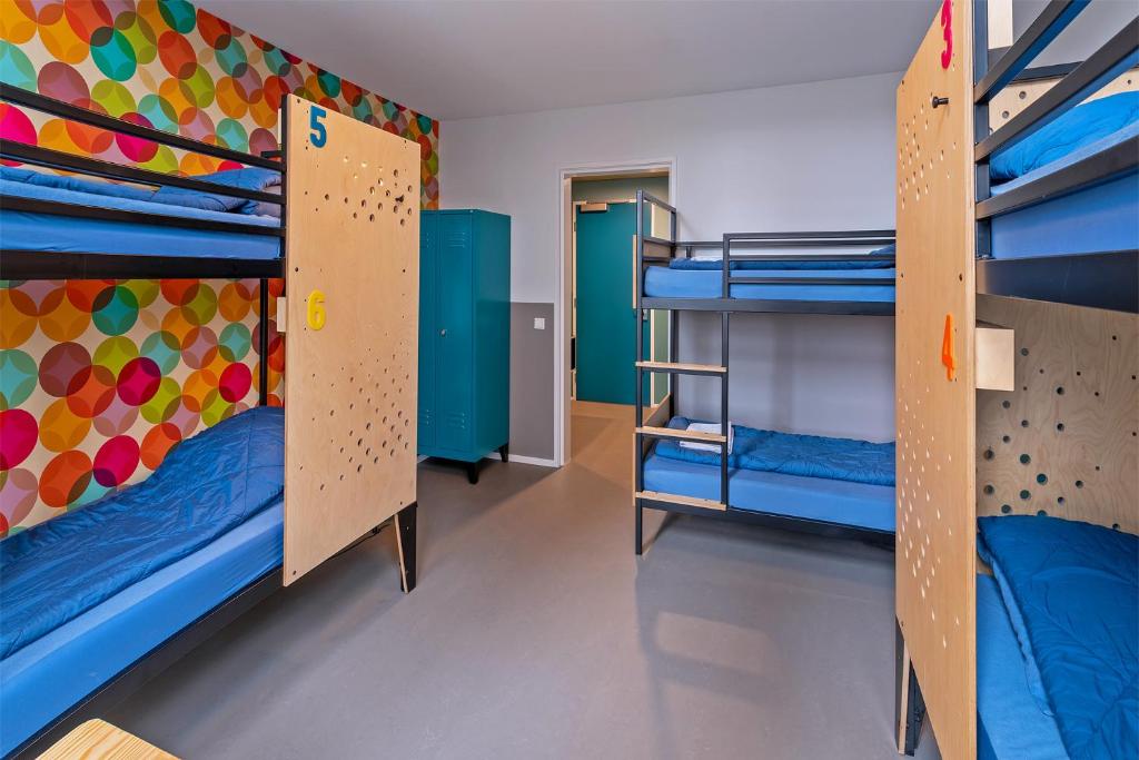 Palanda nebo palandy na pokoji v ubytování Stayokay Hostel Den Haag