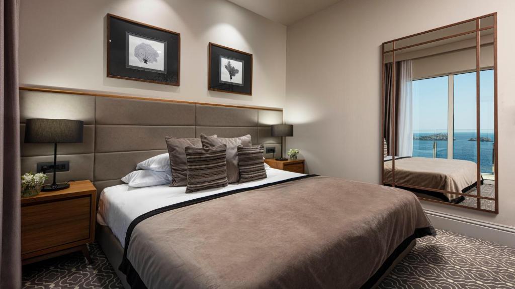 Postel nebo postele na pokoji v ubytování Royal Ariston Hotel