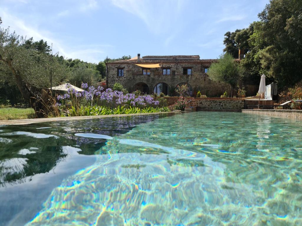 Bazén v ubytování LE MAS DES COLOMBES Chambres d'hôtes B&B & SPA nebo v jeho okolí