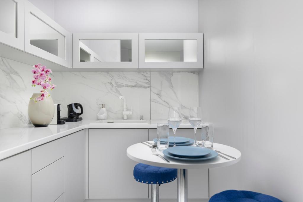 Kuchyňa alebo kuchynka v ubytovaní EASY RENT Apartments - Blue Place