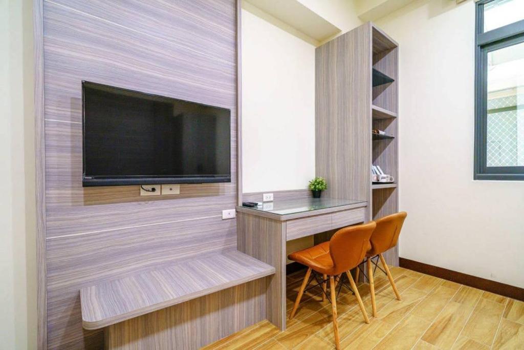 TV a/nebo společenská místnost v ubytování 台南迎家樂電梯民宿