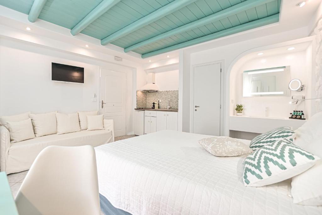 Ένα ή περισσότερα κρεβάτια σε δωμάτιο στο Naxos Evilion Luxury Apartments & Suites