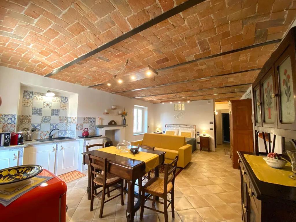 uma cozinha e sala de jantar com mesa e cadeiras em Casa Vacanze Cascina Mombello em Sinio