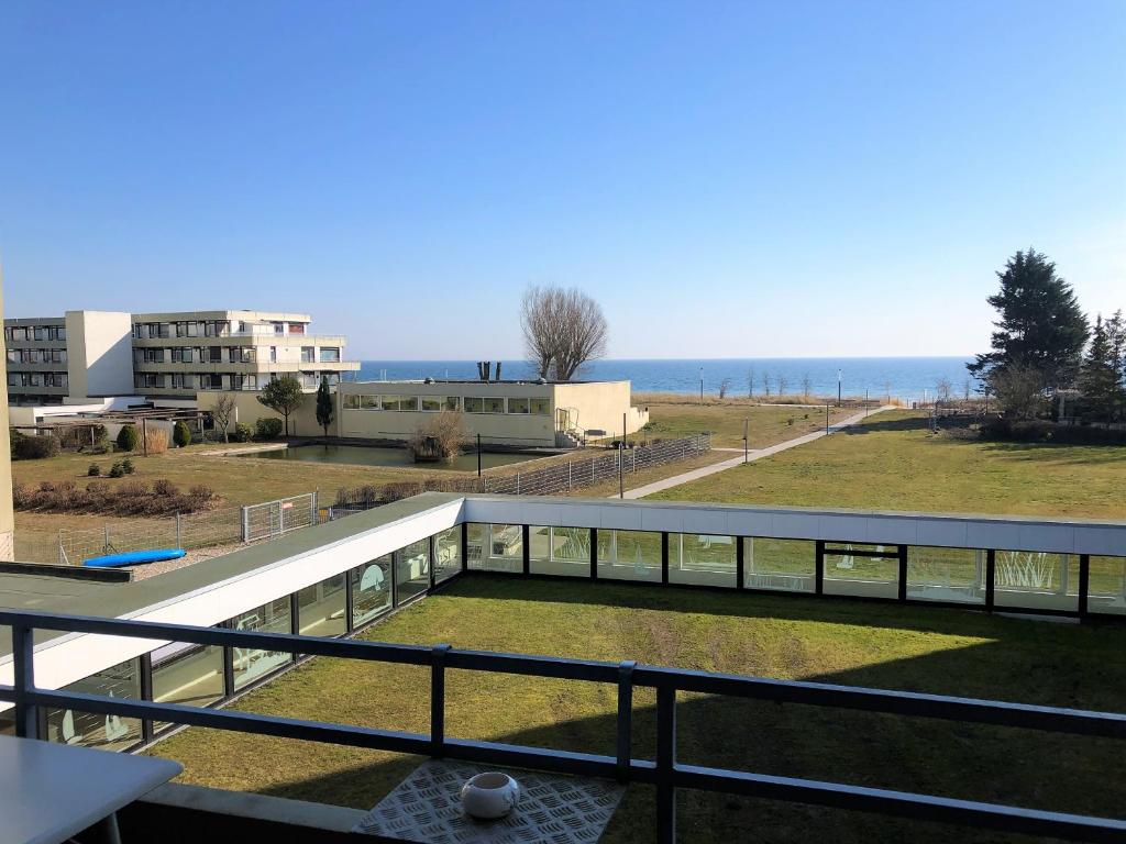 a view of the ocean from the balcony of a building at Vier Jahreszeiten 6-10 in Großenbrode