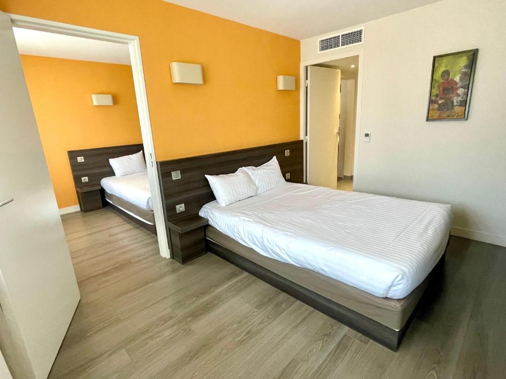 Postel nebo postele na pokoji v ubytování Hôtel Valpré