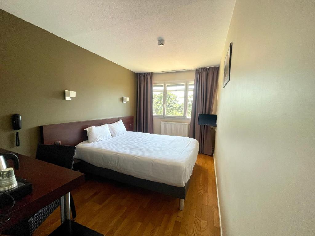 Postel nebo postele na pokoji v ubytování Hôtel Valpré
