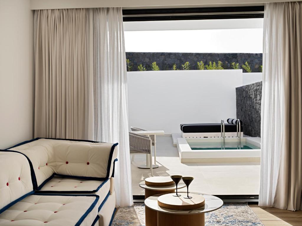 Cresanto Luxury Suites - 10