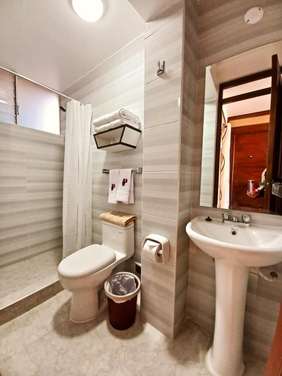 Koupelna v ubytování Pukantu Hostal