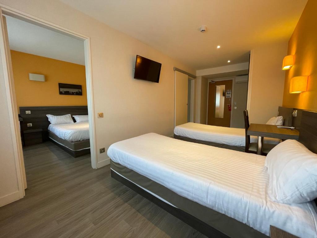 Postel nebo postele na pokoji v ubytování Hôtel Valpré