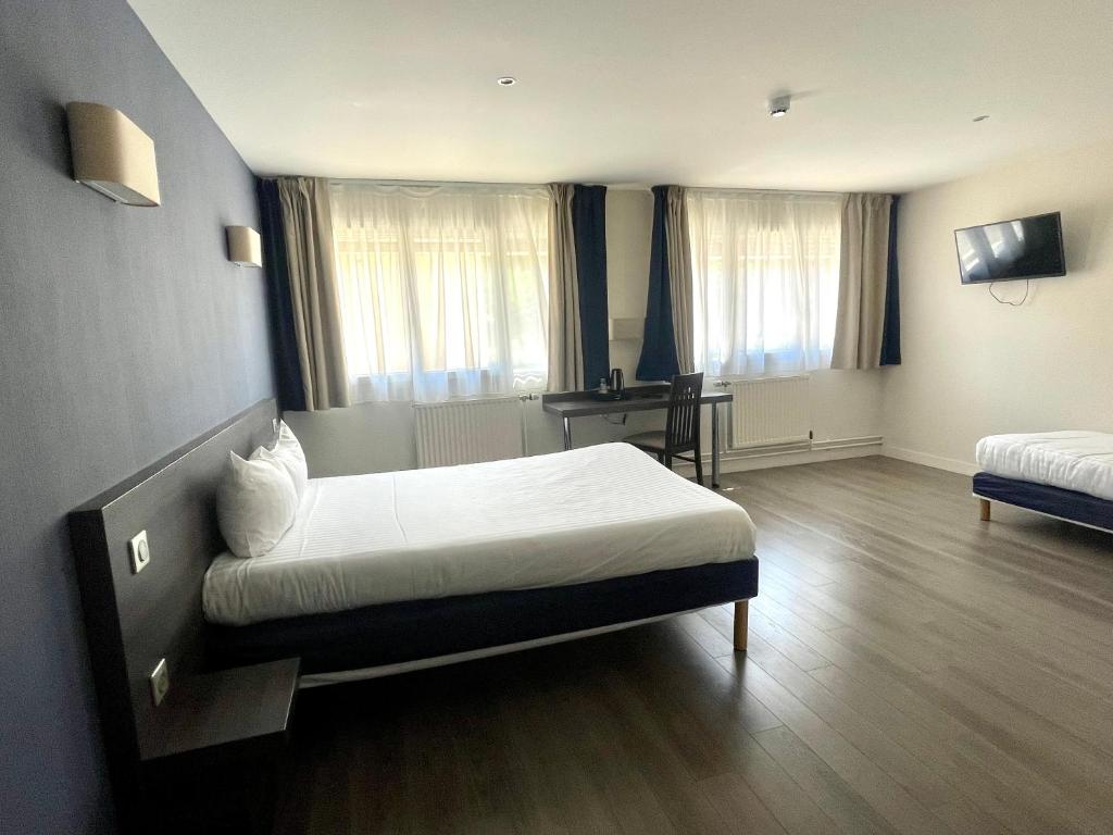 Postel nebo postele na pokoji v ubytování Hôtel Valpré