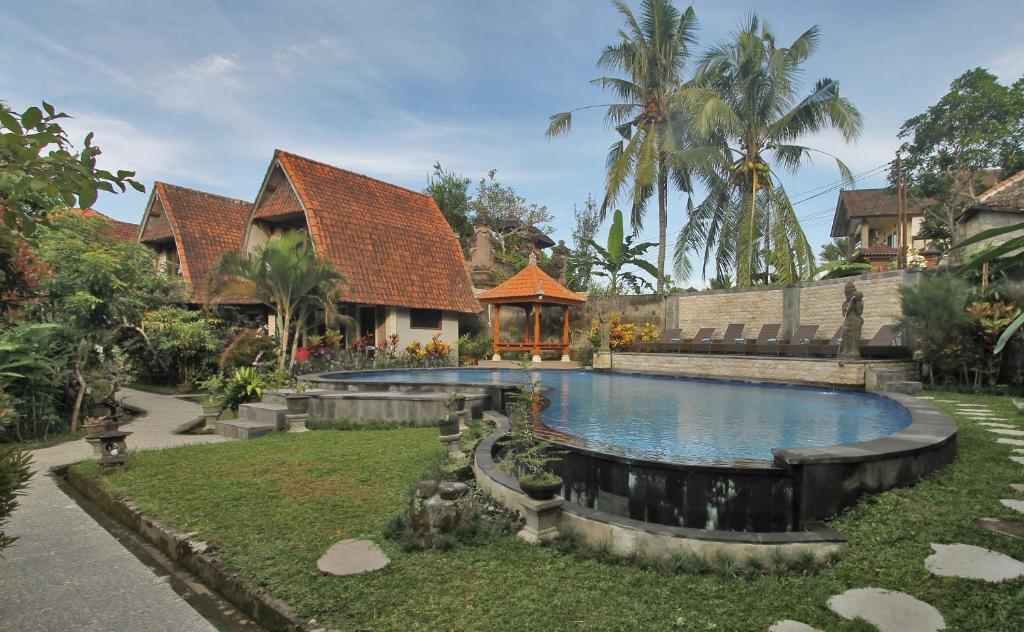 uma casa com piscina num quintal em Abangan Bungalow em Ubud