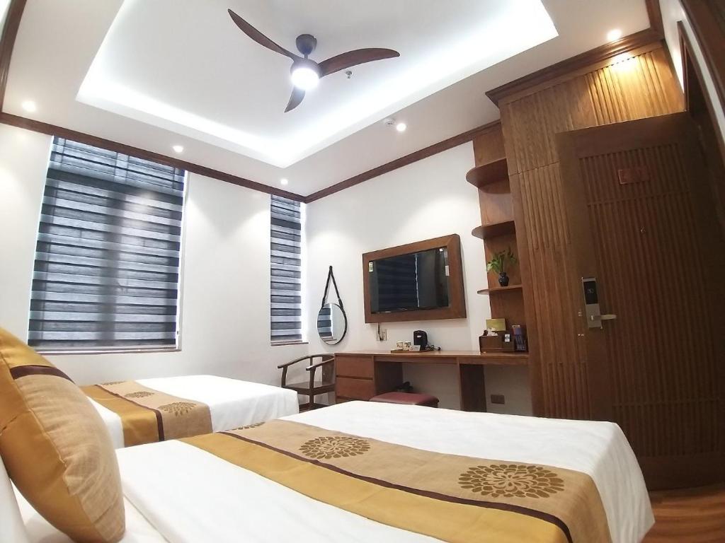 Postel nebo postele na pokoji v ubytování Samatha Hotel Bai Chay, Ha Long