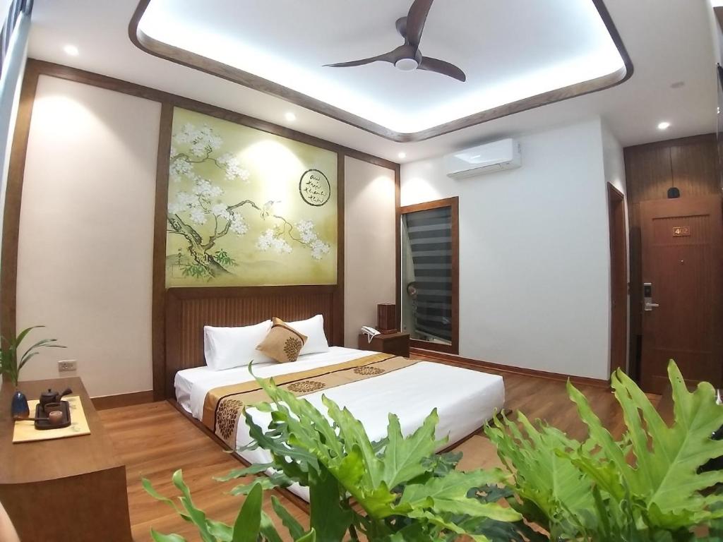 1 dormitorio con 1 cama y ventilador de techo en Samatha Hotel Bai Chay, Ha Long, en Ha Long