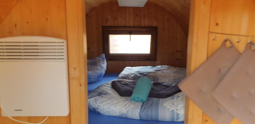 Zimmer mit 2 Betten in einer Hütte in der Unterkunft Mini Hotel Übernachten Im Gurkenfass in Lübbenau