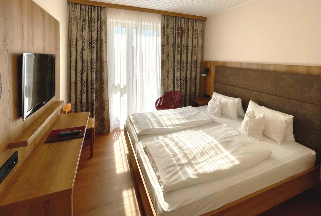 Postel nebo postele na pokoji v ubytování Dorf Hotel Grüner Baum