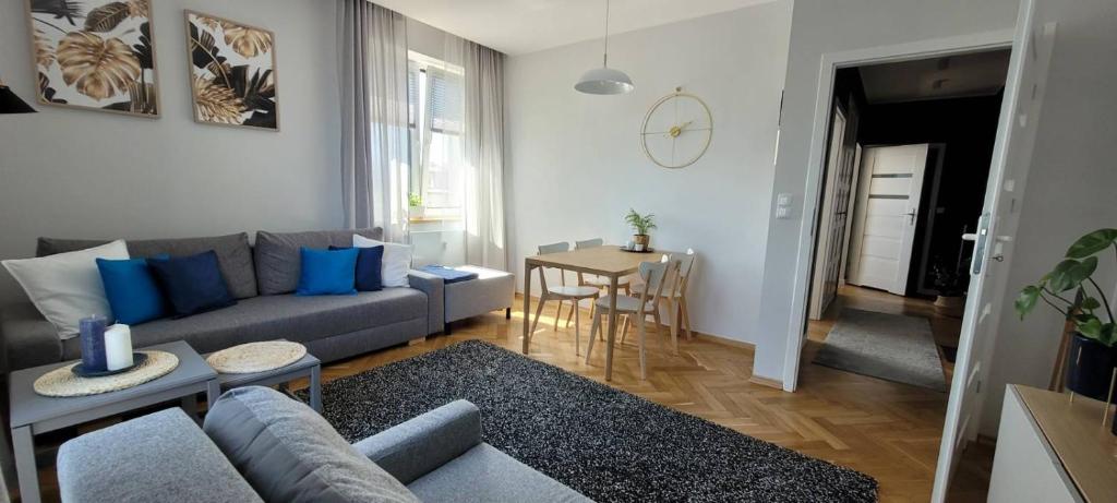 uma sala de estar com um sofá e uma mesa em Apartament Abrahama em Władysławowo