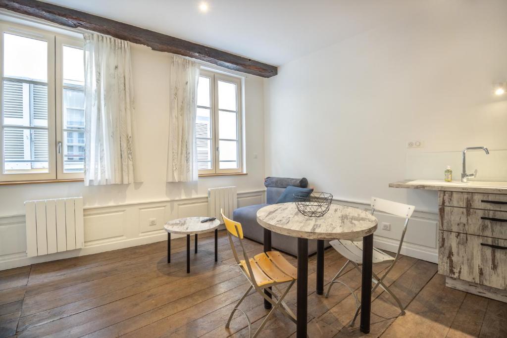 a living room with a table and two chairs at Appartement R1 T2 Rodez Centre Historique in Rodez