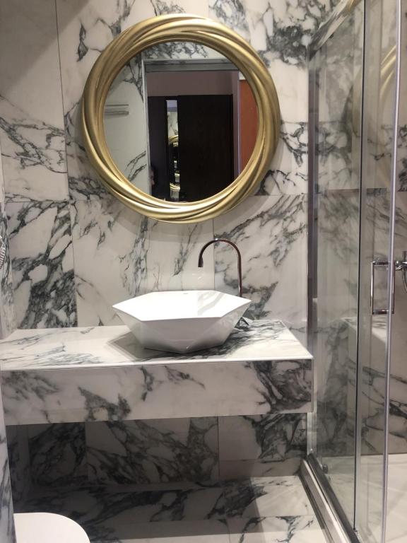 łazienka z umywalką i lustrem w obiekcie Ellinis Hotel w Chanii