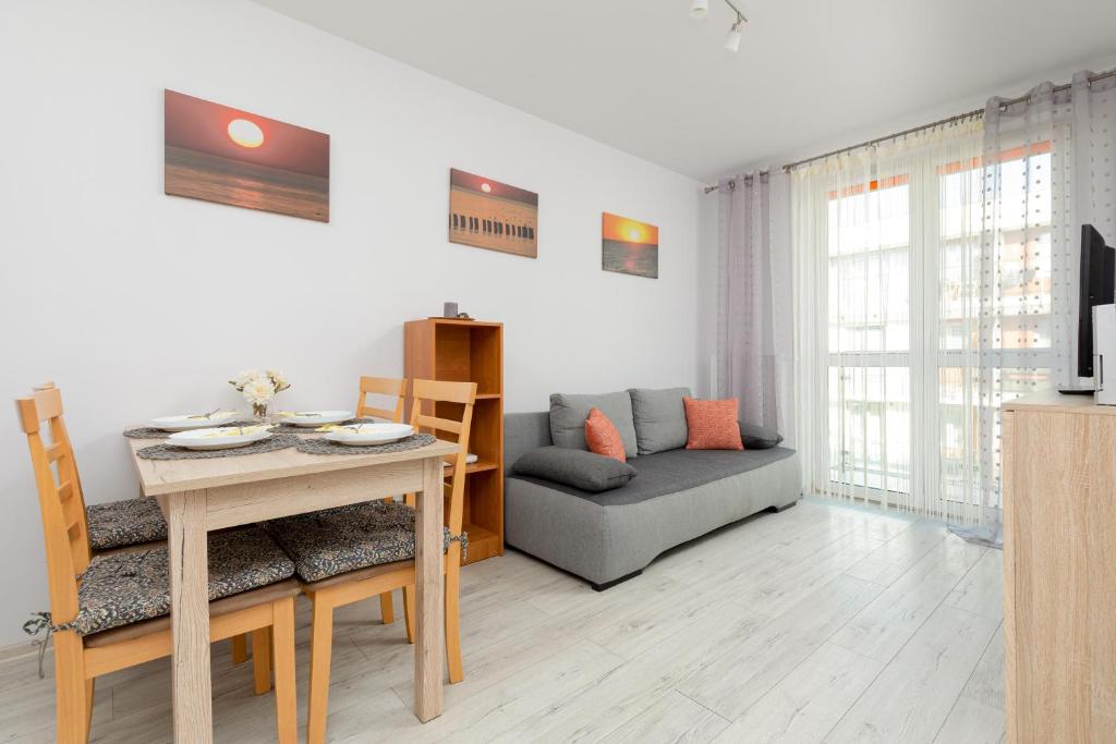 Televízia a/alebo spoločenská miestnosť v ubytovaní Apartamenty Bursztynowe V by Noclegi Renters
