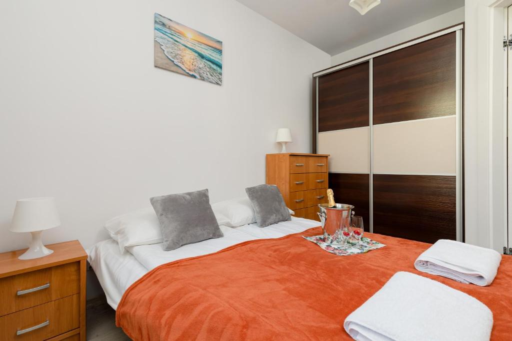Posteľ alebo postele v izbe v ubytovaní Apartamenty Bursztynowe V by Noclegi Renters
