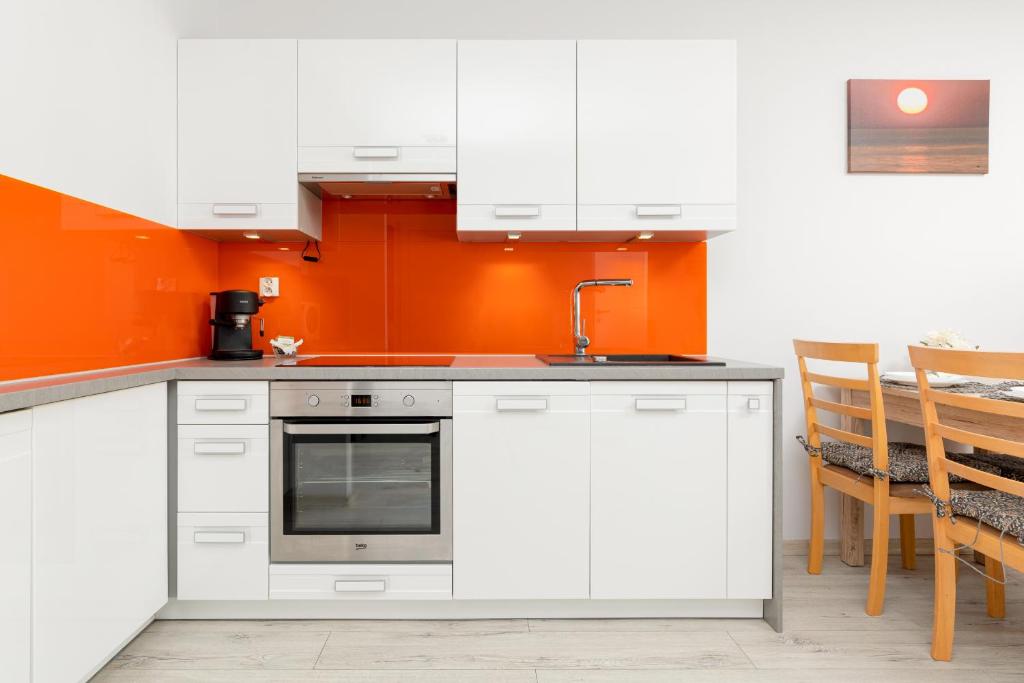 Kuchyňa alebo kuchynka v ubytovaní Apartamenty Bursztynowe V by Noclegi Renters