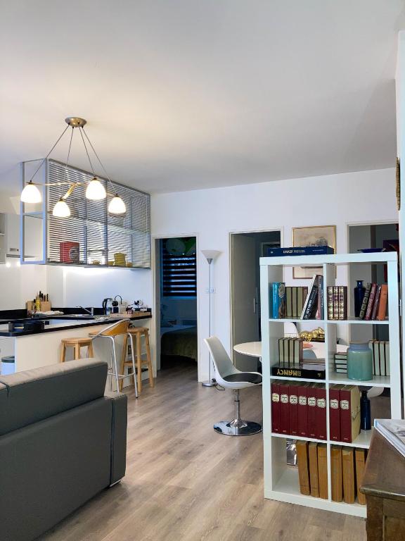 un salon et une cuisine avec un canapé et une table dans l'établissement Le Central Victoria V -Central Point -55m2, à Nancy