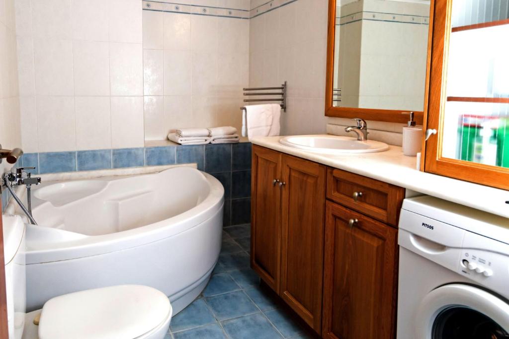 A bathroom at Aria apts 100 m from the beach by PosarelliVillas