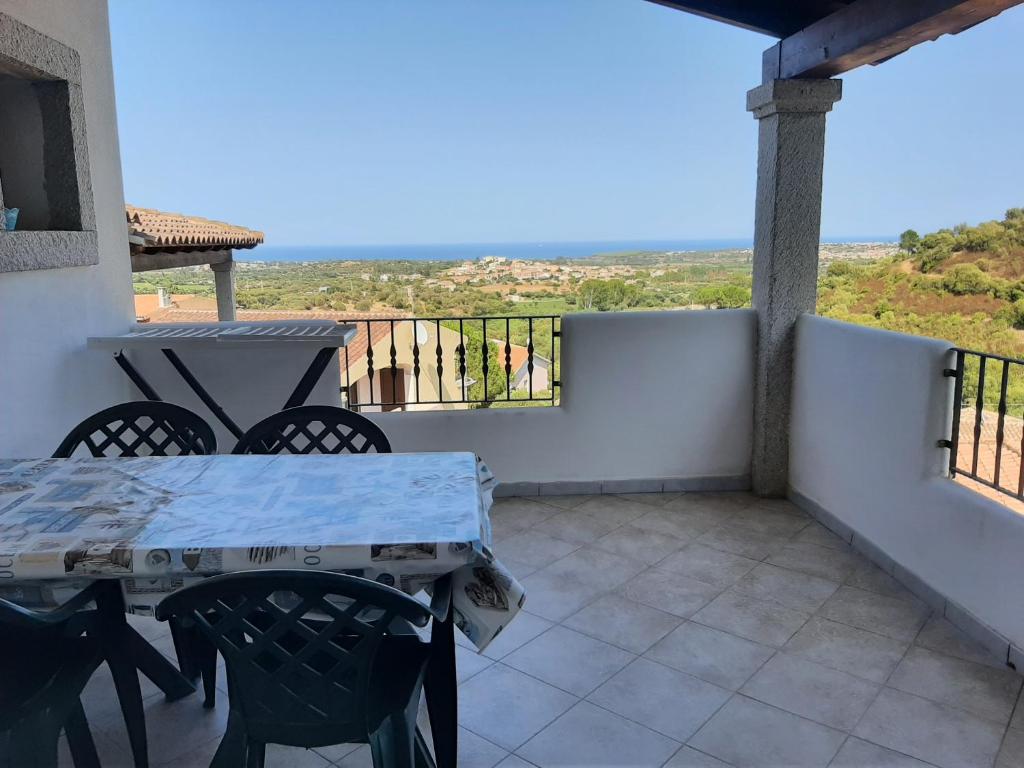 un patio con tavolo e sedie su un balcone di Appartamenti I Mandorli a Budoni