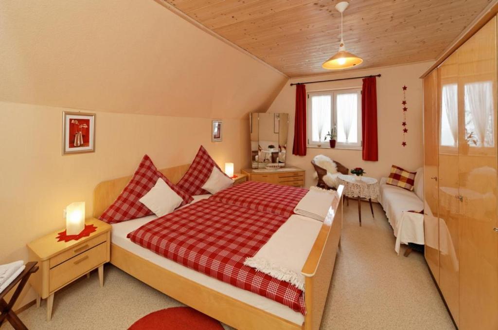um quarto com uma cama, uma mesa e cadeiras em Ferienhof Biber em Witzmannsberg