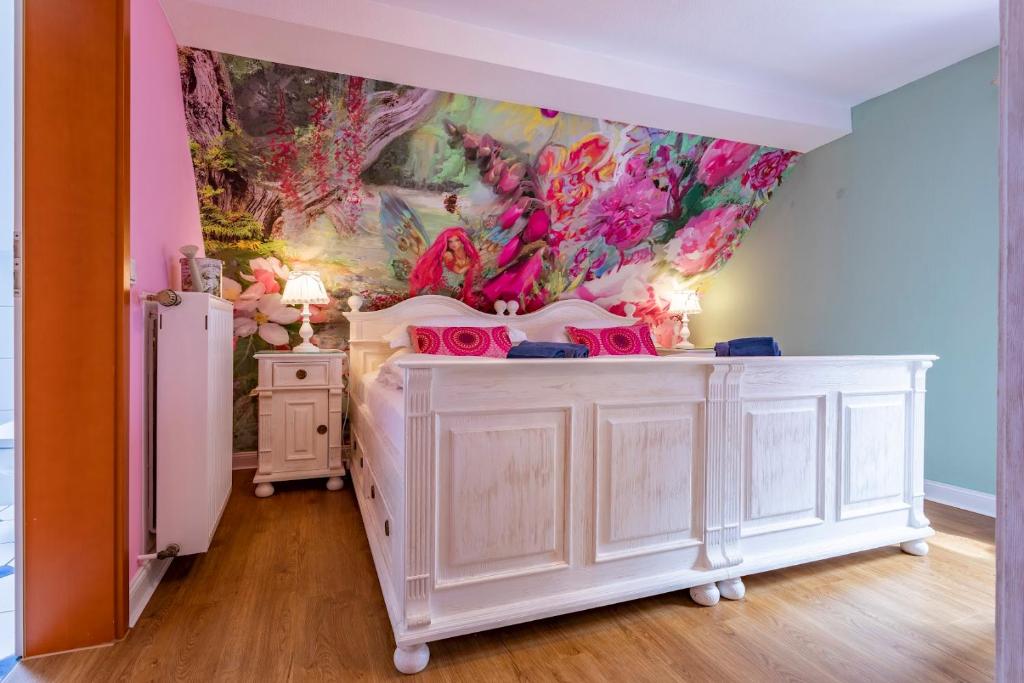 The Little Britain Inn Themed Hotel One of a Kind In Europe - Chambre Des Fées