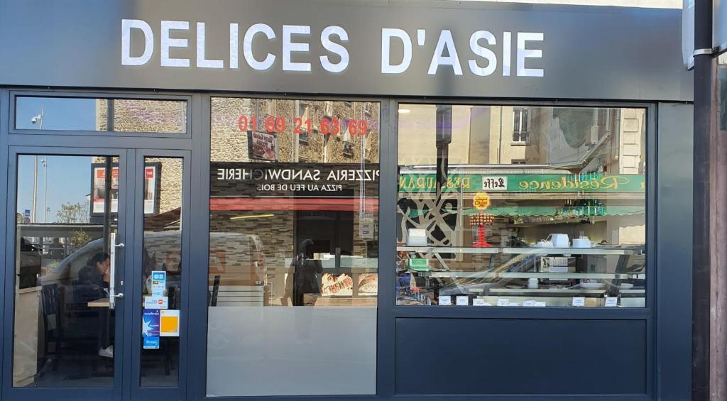 a store front of a glass door with the words diabetes disease at Chambre privée avec clé, WIFI dans appartement (SDB, WC, Cuisine, partagés) in Juvisy-sur-Orge