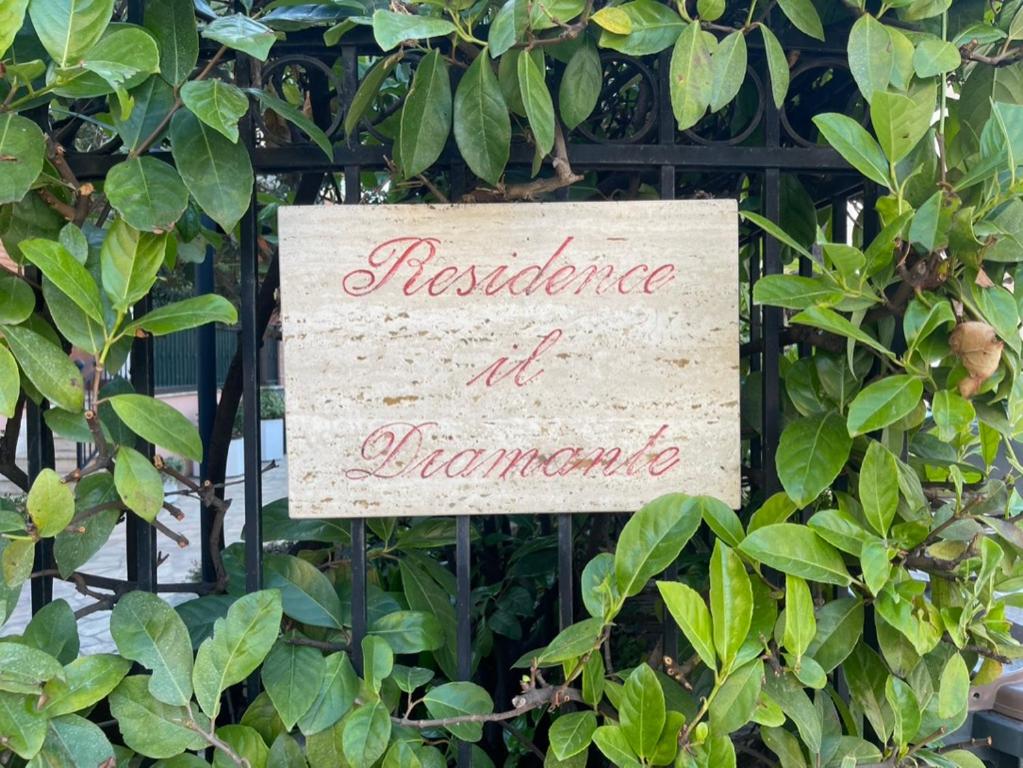 un panneau indiquant la résistance des agriculteurs sur une clôture dans l'établissement IL DIAMANTE, appartamento elegante vicino al mare!, à Terracine