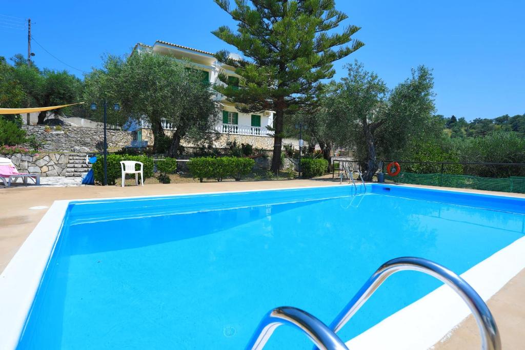 Bazén v ubytování Fran Apartments nebo v jeho okolí