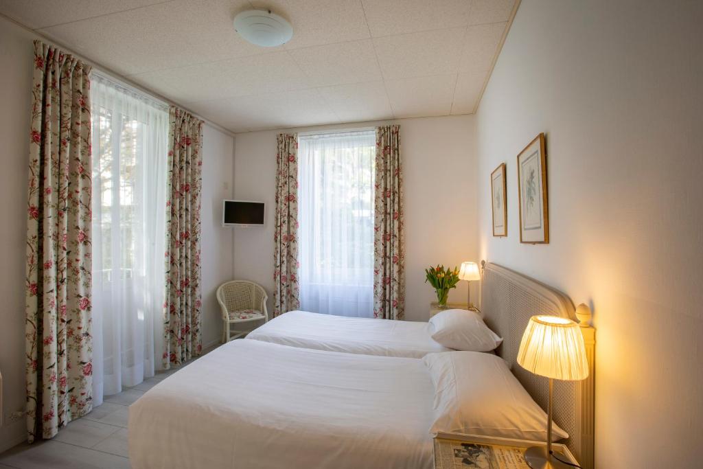 Een bed of bedden in een kamer bij Piccolo Hotel
