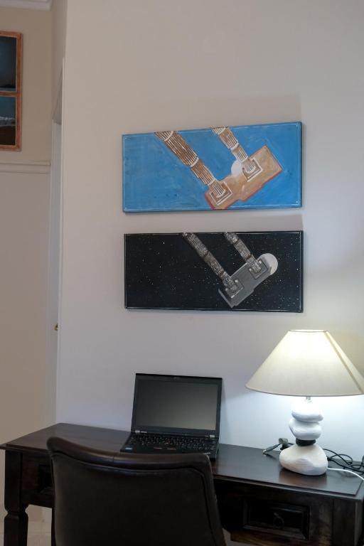 Televízia a/alebo spoločenská miestnosť v ubytovaní Green House Ariadni