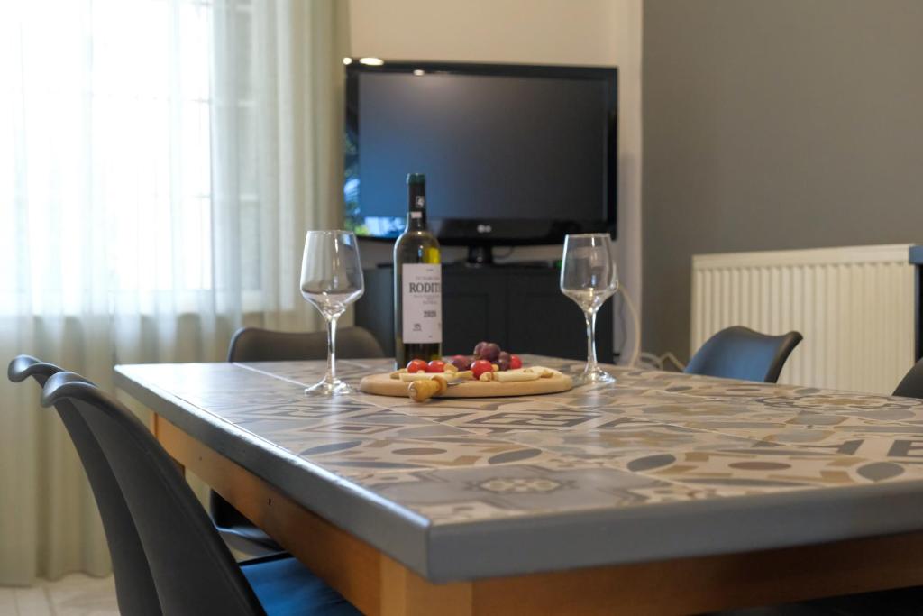 Televízia a/alebo spoločenská miestnosť v ubytovaní Green House Ariadni