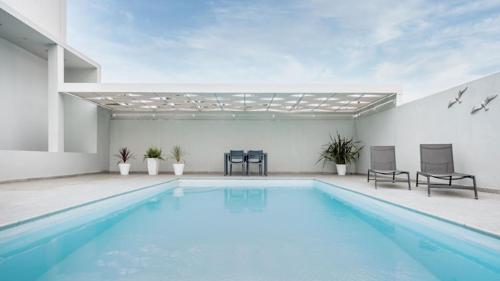 - une piscine d'eau bleue dans un bâtiment dans l'établissement Villa Giota, à La Canée