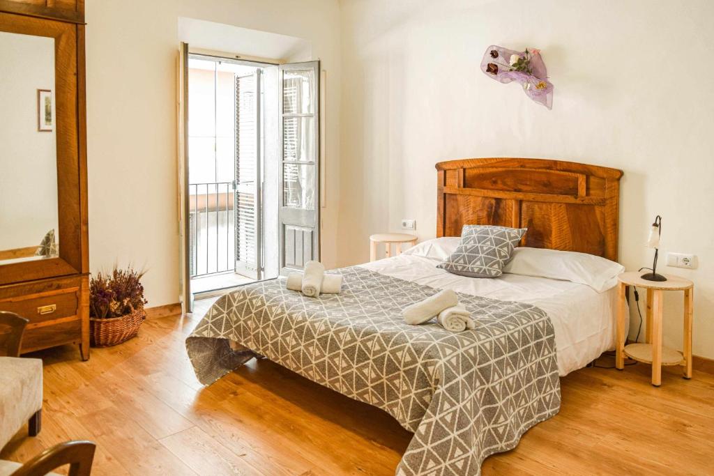 1 dormitorio con cama y ventana grande en Can Janot Casa con jardín cerca del lago Banyoles hasta 10 personas, en Banyoles